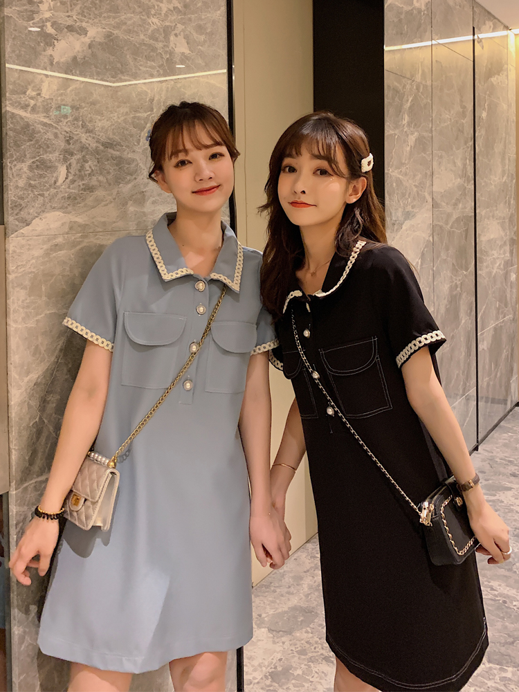 Dress4563 เดรสคอปกกระดุมหน้าสีพื้น ดีเทลแต่งแถบลูกไม้ปกและปลายแขน กระเป๋าอก ผ้าโพลีเนื้อดีใส่สบาย ผ้ามีน้ำหนักทิ้งตัว งานสวยใส่ง่าย ทรงนี้น่ารักมีติดตู้ไว้ใส่ได้เรื่อยๆ มี 2 สี ฟ้า, ดำ