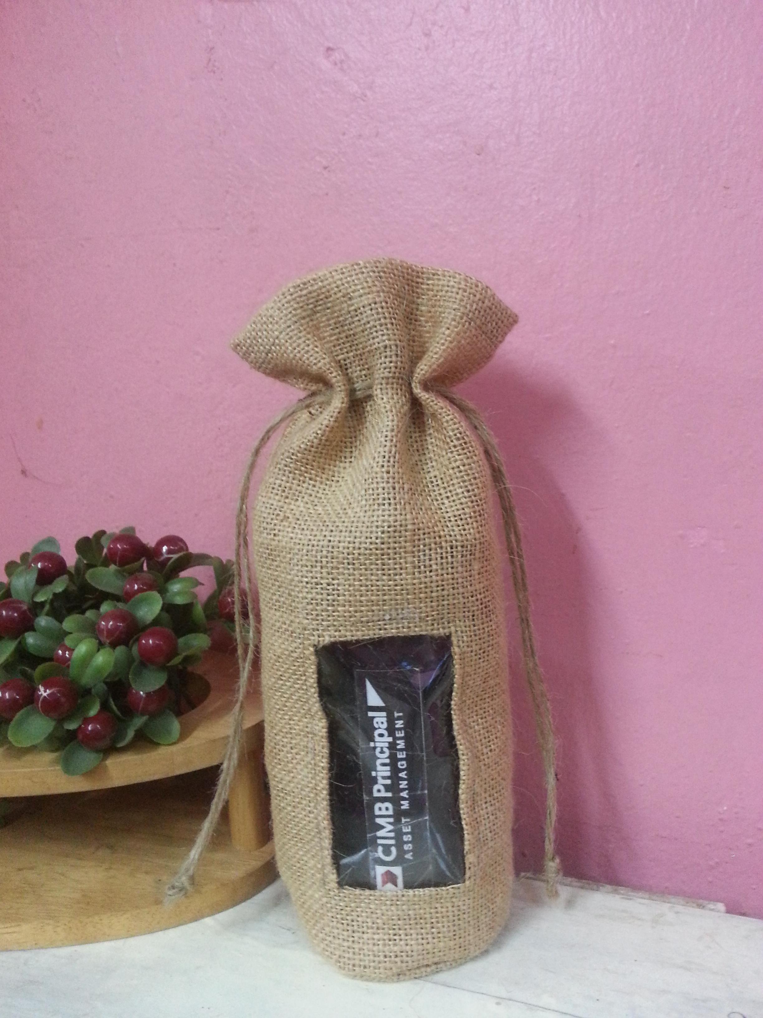 ถุงหูรูดเจาะหน้าต่างใส่ขวดไวน์...แจกลูกค้าปีใหม่ 2017 CIMB BANK