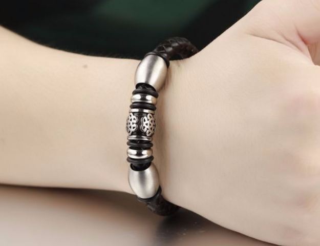 สร้อยข้อมือผู้ชาย กำไลข้อมือผู้ชาย สายหนังแท้ ถัก ไล่เป็นวงกลม ผสมผสาน กับ Stainless Steel ลูกตุ้ม สีเงิน 2 อัน แบบคลาสสิค ของขวัญสุดหรู 335985
