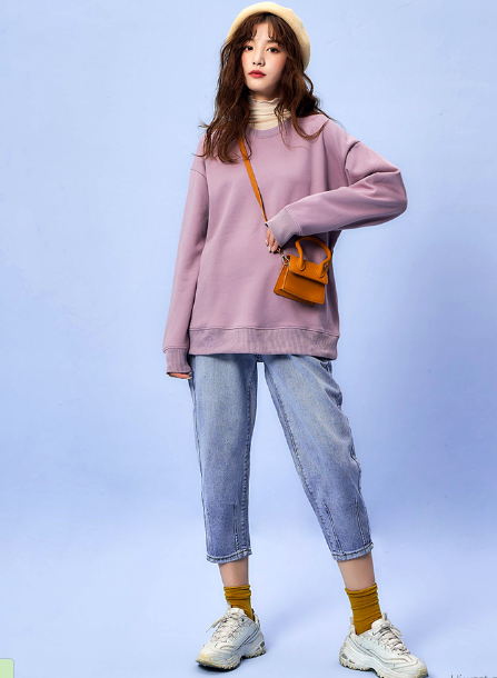 เสื้อกันหนาวแขนยาวสีม่วงคู่กับเสื้อคอเต่าด้านในสะพายกระเป๋าสีนํ้าตาลใบเล็กมินิมอล