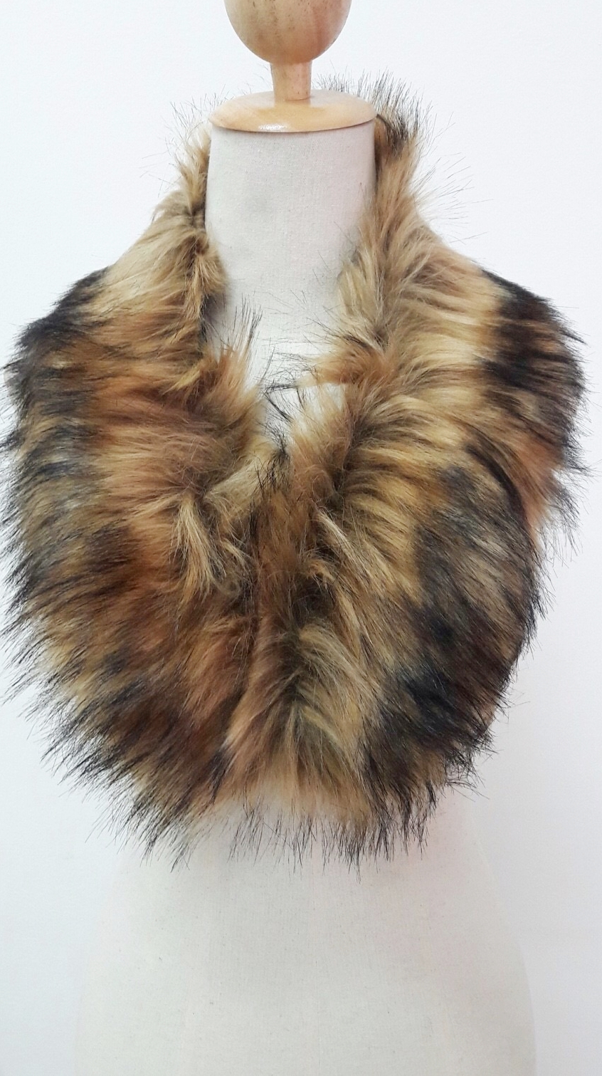 ขนเฟอร์ fur สีน้ำตาลอ่อนแซมดำ ขนฟูนุ่ม ใช้ติดเสื้อหนาว หรือใช้พันคอเพิ่มความเก๋ มิกได้กับทุกชุด มาพร้อมกระดุมใส