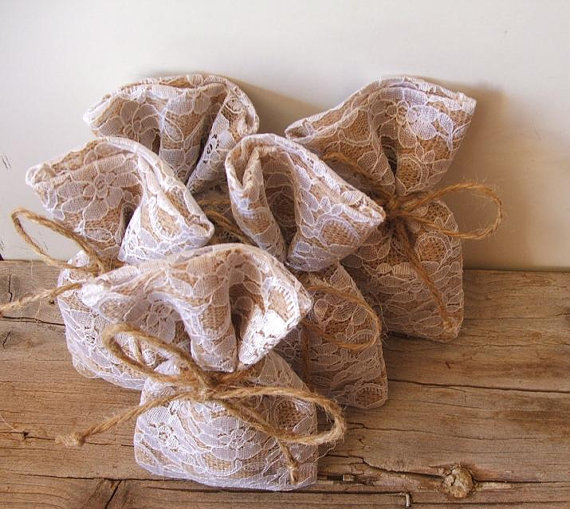 ถุงผ้ากระสอบคลุมด้วยผ้าลูกไม้และผ้าโปร่ง