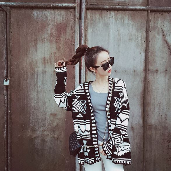 เสื้อกันหนาวไหมพรมถัก ลายเก๋ๆ ทรงสวย สีขาวดำ พร้อมส่งเลยจ้า
