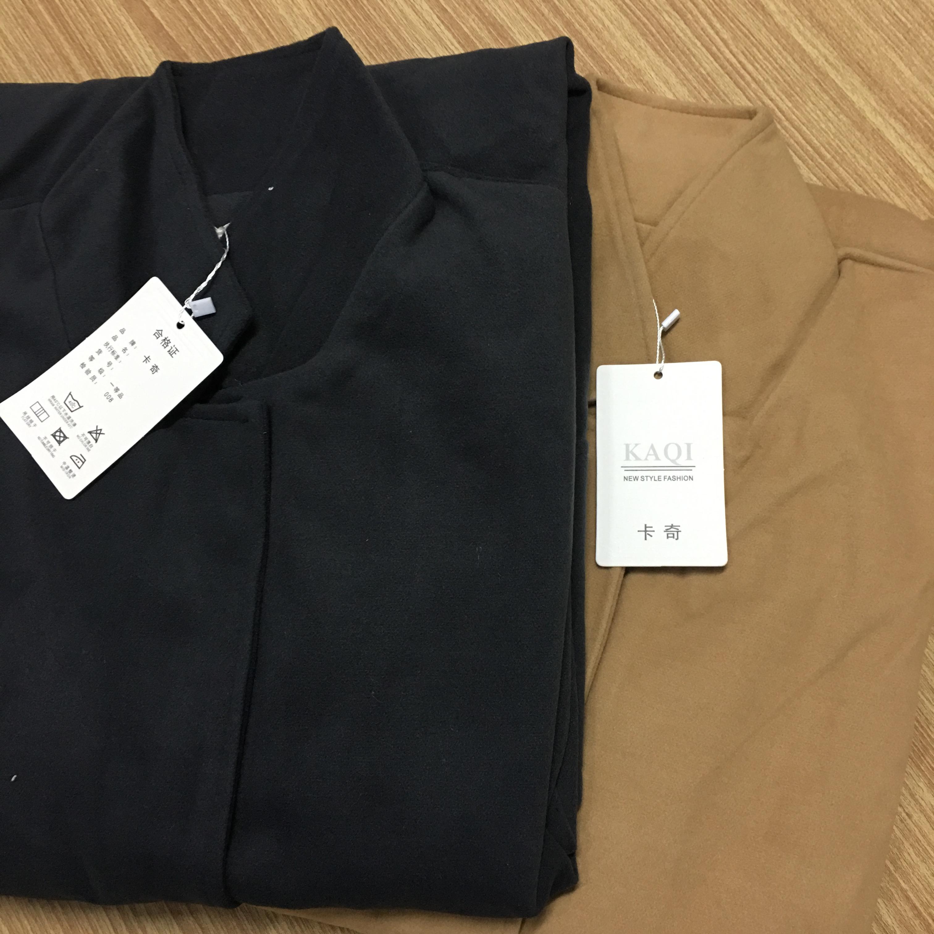 เสื้อโค้ททรงสวย แบบผู้ดี ผ้าวูลผสม เนื้อไม่หนา ทรงแข็ง บุซับในกันลม จะใส่คลุม หรือใส่เป็นเสื้อโค้ทปกติก็เก๋ค่า งานโอเคเลยน้ารุ่นนี้ พร้อมส่งจ้า สีน้ำตาล,สีเทา