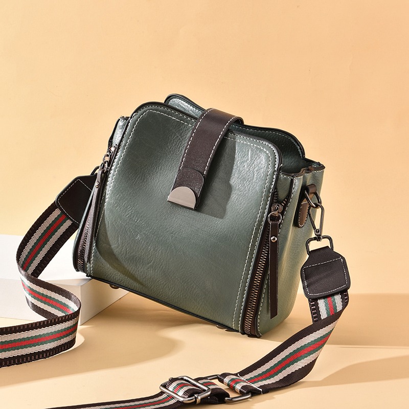 กระเป๋าสะพายข้างผู้หญิง กระเป๋าแฟชั่น By AKAF