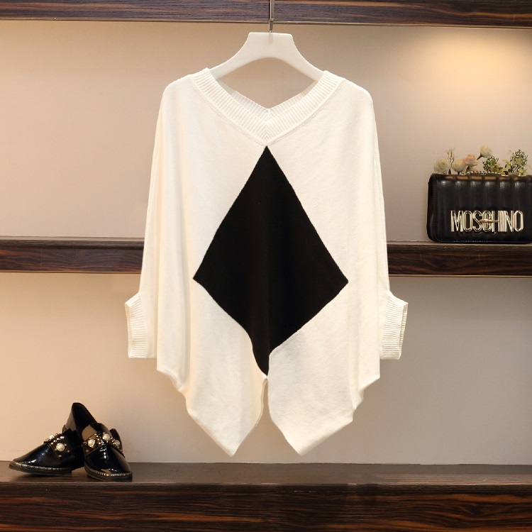 Blouse3803 เสื้อไหมพรมทรงโอเวอร์ไซส์โทนสีขาวดำ ผ้าไหมพรมถักเนื้อดีนุ่มเนียนยืดขยายได้เยอะ เนื้อผ้ามีน้ำหนักทิ้งตัว ไหมพรมเนื้อหนาปานกลางใส่ได้ทุกฤดูกาล แมทช์กับกระโปรงหรือกางเกงก็ดูดีไม่แพ้กัน