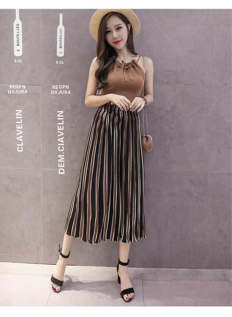 Trousers505 กางเกงขายาวห้าส่วนลายริ้วโทนสีน้ำตาลดำ เอวยางยืด มีเข็มขัดผ้าเข้าชุด ผ้าอัดพลีทเนื้อดีมีน้ำหนักทิ้งตัว งานน่ารัก แมทช์กับอะไรก็สวย ใส่กับเสื้อทรงไหนก็ดูดี