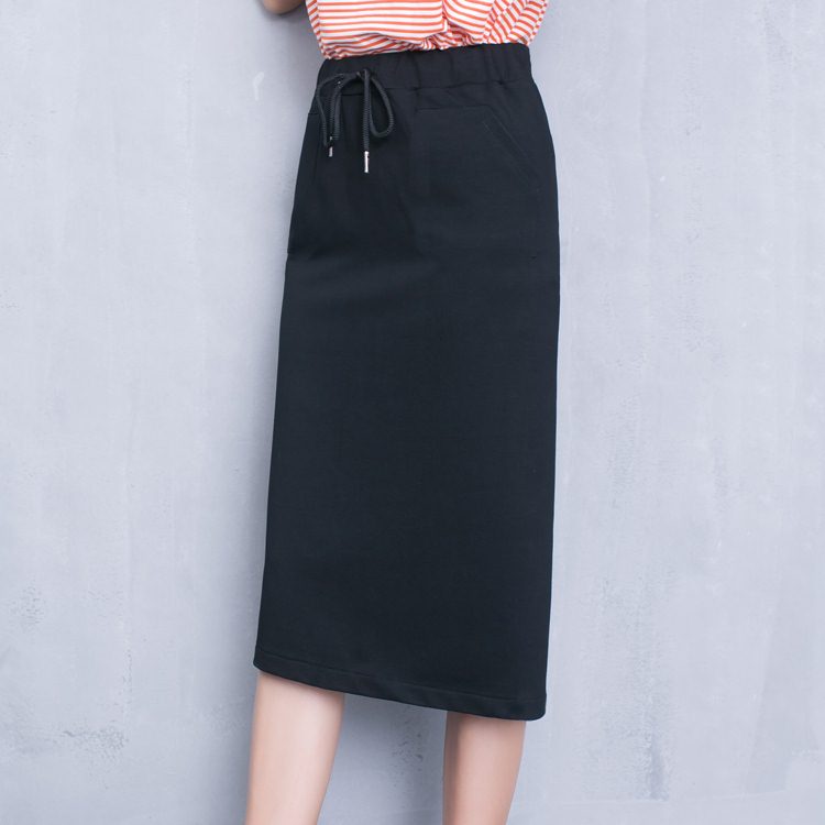 Skirt353 กระโปรงยาวเอวยืดสีพื้นดำ ผ่าชายด้านหลังเล็กน้อยเพื่อความคล่องตัว มีกระเป๋าข้างและหลัง ผ้าคอตตอนซอฟท์เกรดพรีเมี่ยมเนื้อดีหนานุ่มยืดหยุ่นได้สูงใส่สบายสุด