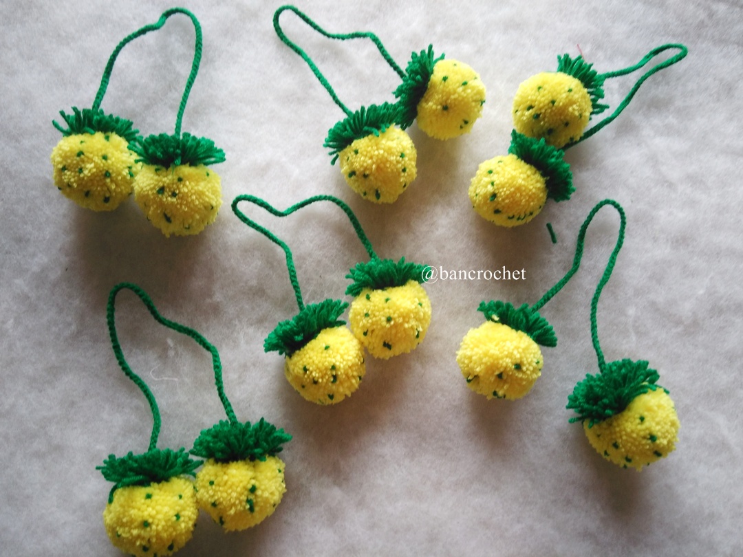 ที่ห้อยกระเป๋าสับปะรดปอมปอม pom poms fruits เหลือง 6นิ้ว