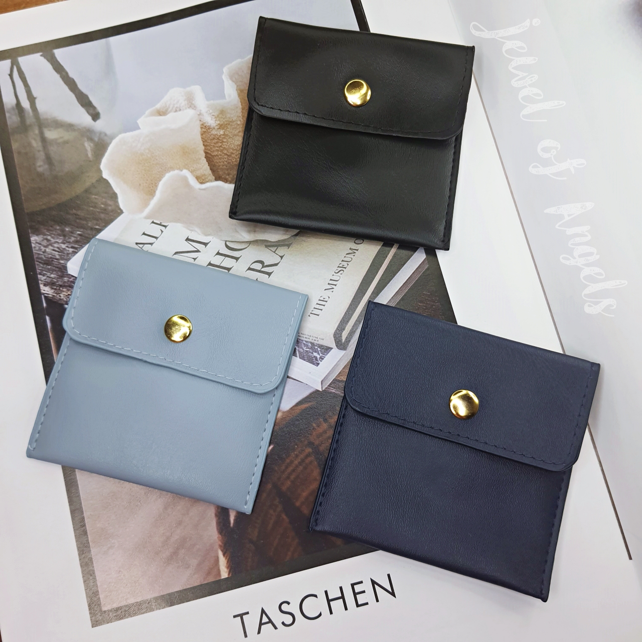 แถมฟรี เมื่อซื้อสินค้าครบ 500 บาท ไม่รวมค่าส่ง กระเป๋าหนัง PU ถุงหนัง PU ใส่เครื่องประดับ ขนาด 8*8 Cm กระดุมสีทอง