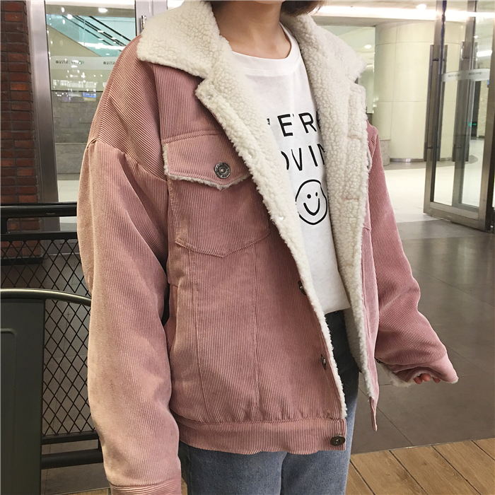 แจ็คเก็ตผ้าลูกฟูกสีชมพูหม่น ด้านในบุขนแกะช่วงตัว เนื้อบางเบา ใส่ชิลๆวันสบายๆ