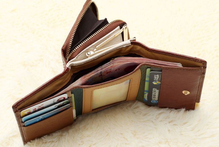 กระเป๋าสตางค์ผู้หญิง ใบสั้น กระเป๋าสตางค์ หนังแท้ ดีไซน์ ลาย คลาสสิค เย็บหลายสี 2 พับ ช่องเหรียญแยก สีน้ำตาล แต่งลายหนังสลับสี 64115