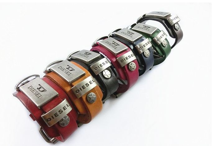 สร้อยข้อมือผู้ชาย สร้อยข้อมือผู้หญิง สร้อยข้อมือหนังแท้ Diesel สร้อยข้อมือ แบบเท่ ๆ ของขวัญให้แฟน สีน้ำตาล ดำ ชมพู เขียว น้ำเงิน แดง 411252