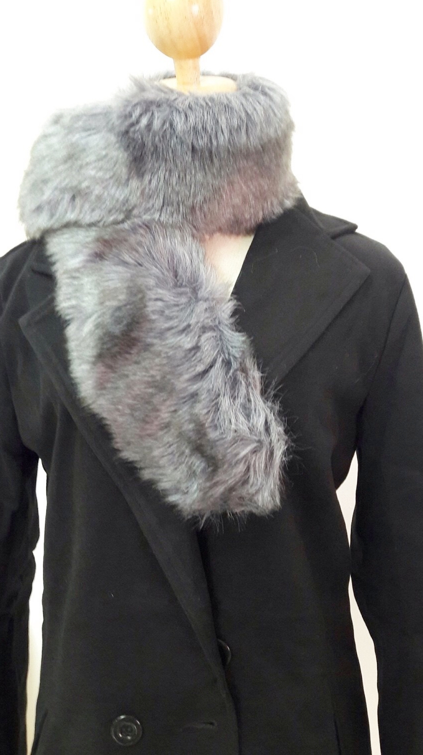ขนเฟอร์ fur สีเทา ขนนุ่มลื่น ใช้ติดเสื้อหนาว หรือใช้พันคอเพิ่มความเก๋ มิกได้กับทุกชุด มาพร้อมกระดุมใส
