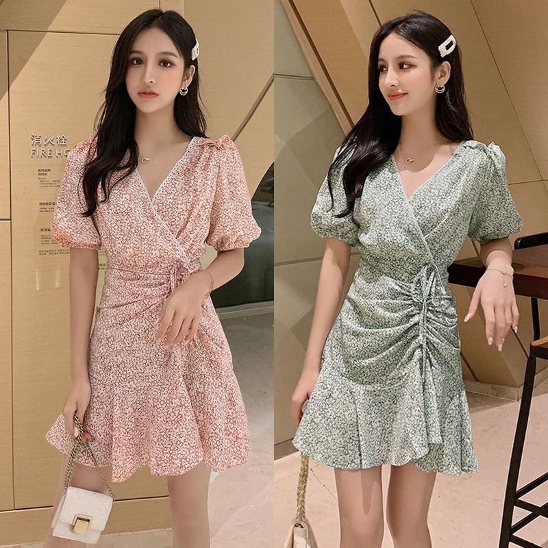 Dress4677 เดรสชีฟองลายดอกไม้ ทรงคอวีป้าย ชายระบาย มีซับในอย่างดี แต่งสายรูดช่วงกระโปรงเก๋ๆ ดูมีดีเทล ผ้าชีฟองเนื้อดีนุ่มมีน้ำหนักใส่สบาย งานสวยผ้านุ่มน่าใส่ ทรงนี้ใส่ได้เรื่อยๆ ใส่ทำงาน/ใส่เที่ยว ชุดเดียวเอาอยู่ **พร้อมส่งสีเขียวสีเดียวค่