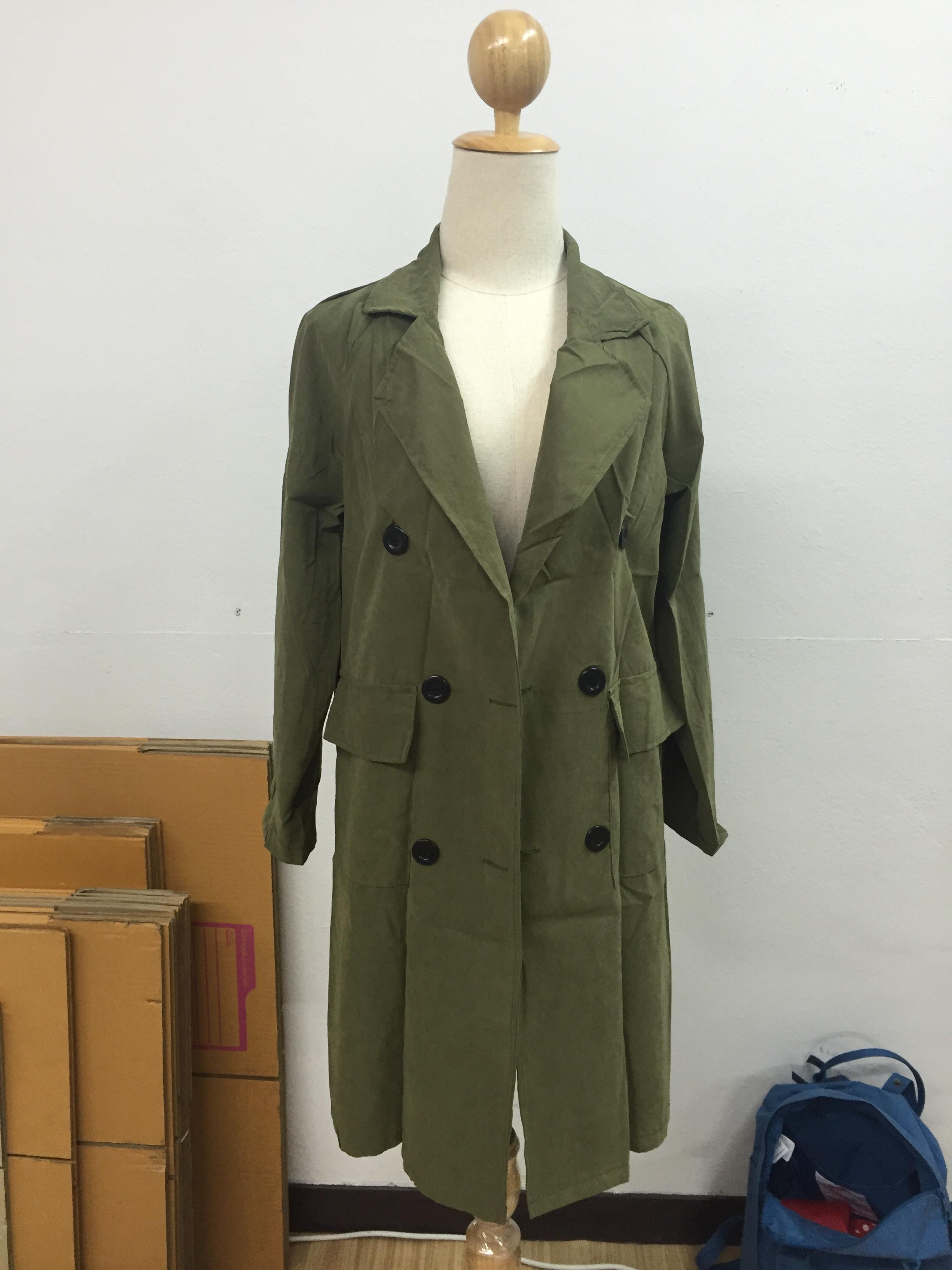 เสื้อคลุมสไตล์เกาหลี สีเขียวทหาร ทรงยาว ผ้าเนื้อด้าน ไม่หนา ใส่คลุมกำลังดี เท่ๆ พร้อมส่งเลยจ้า สีเขียวทหาร