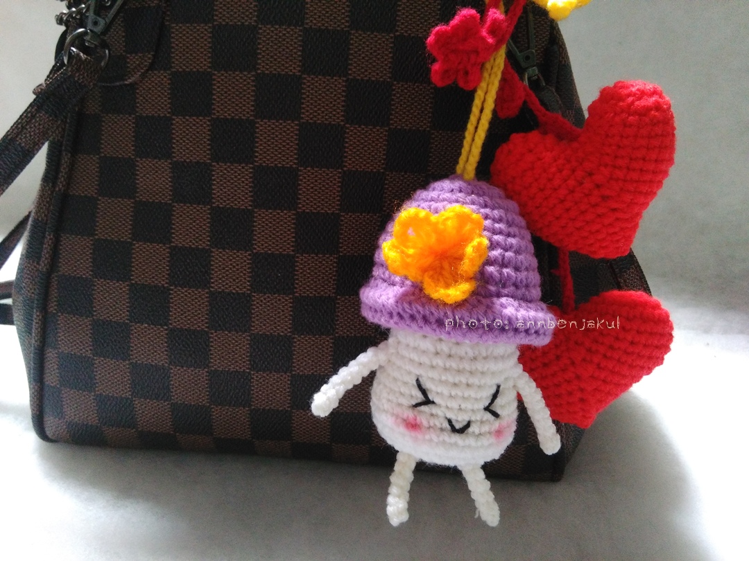 ที่ห้อยกระเป๋าเห็ดถักสีม่วงพร้อมหัวใจคู่