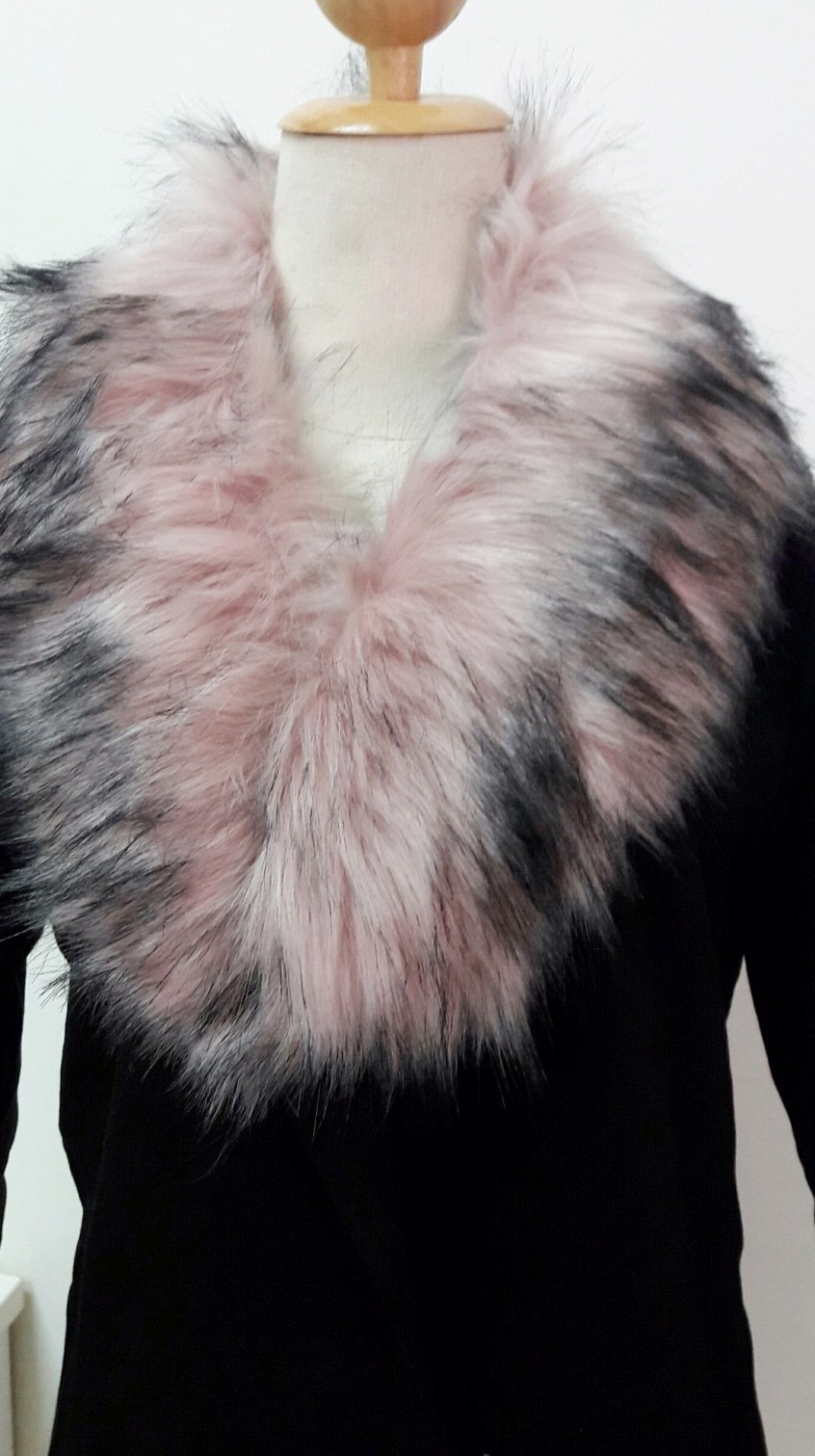 ขนเฟอร์ fur สีชมพูอ่อนแซมดำ ขนฟู ใช้ติดเสื้อหนาว หรือใช้พันคอเพิ่มความเก๋ มิกได้กับทุกชุด มาพร้อมกระดุมใส