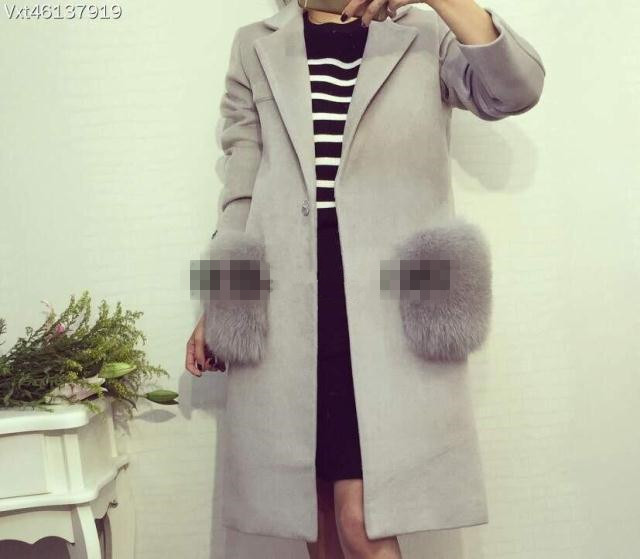 เสื้อโค้ทกันหนาว ทรงสวย สีเทาอ่อน ผ้าวูลผสมผิวสัมผัสดี แต่งเฟลอขนนุ่มๆที่กระเป๋า น่ารักมากก บุซับในกันลม จะใส่คลุม หรือใส่เป็นเสื้อโค้ทปกติก็เก๋ค่า งานดีเลยน้ารุ่นนี้