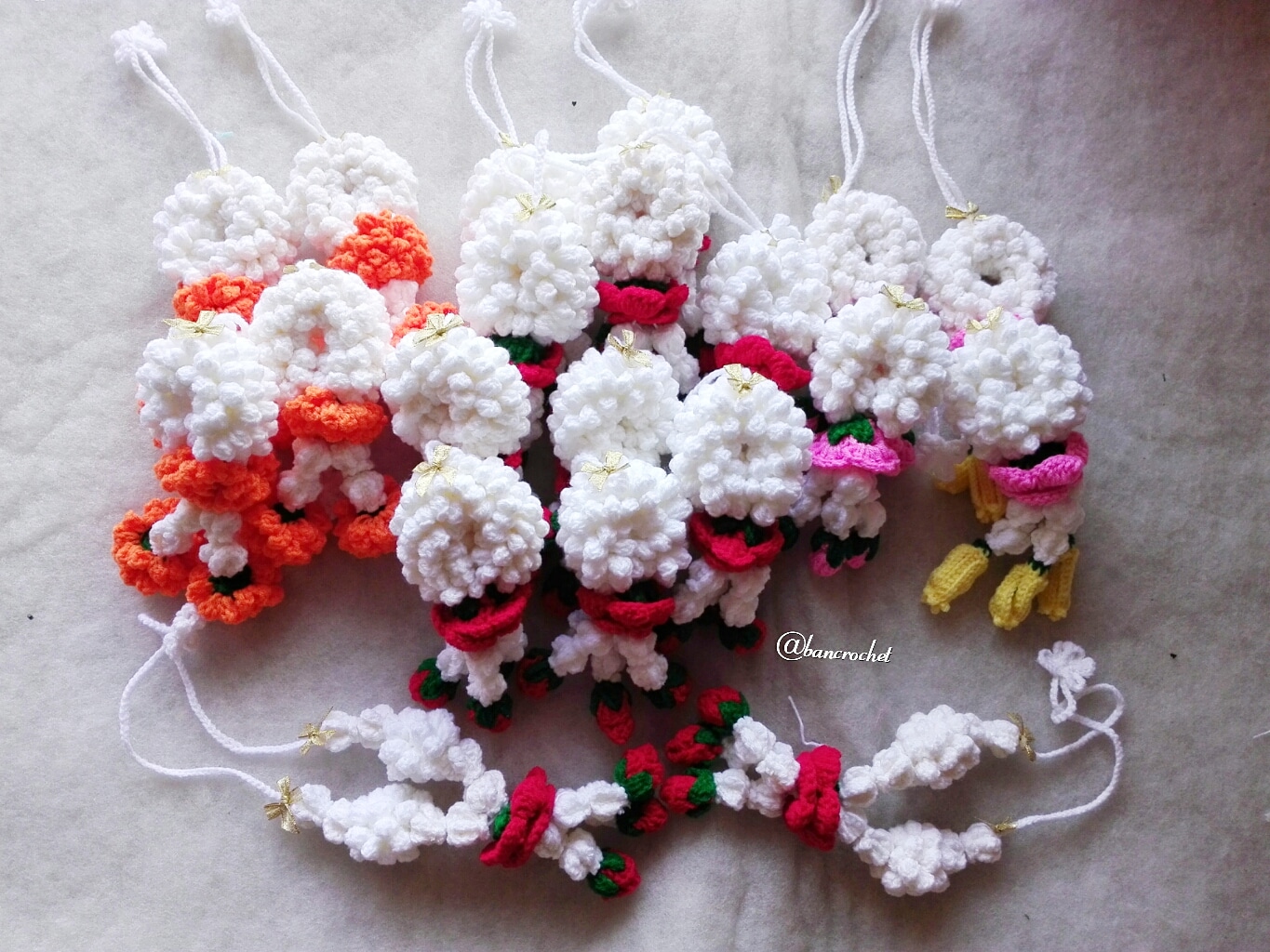 bancrochet พวงมาลัยกุหลาบแดงถักแขวนหน้ารถ / แขวนกระจกรถ ถักโครเชต์ thai garland crochet hanging แดงขาว 3*6 นิ้ว
