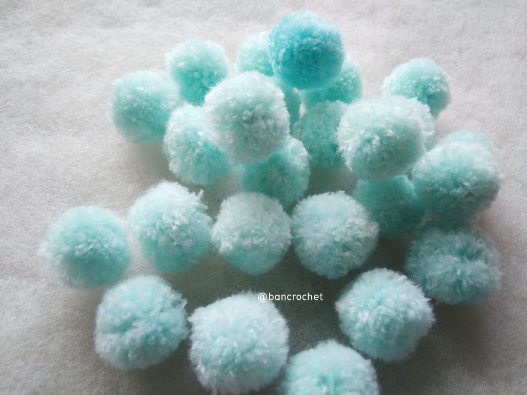 ปอมปอมไหมพรม ขนาด 2.5-3 ซม pom poms crochet ฟ้าอ่อน 2.5-3 ซม.