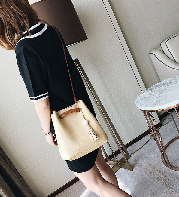 ซื้อ 1 ได้ถึง 4 กระเป๋าสะพายหนังทรงสวย + กระเป๋าใบเล็ก สีครีม พร้อมส่ง สีครีม