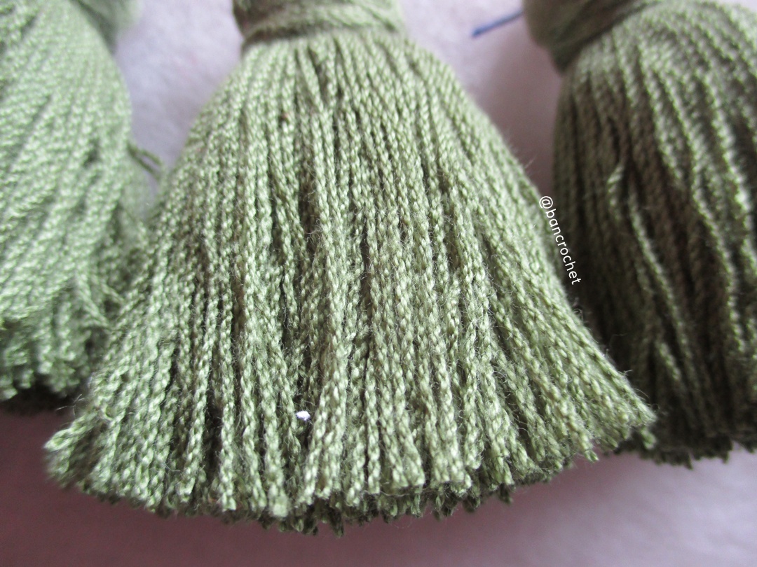 พู่แบบหนาฟู ขนาด 2 นิ้ว 4 ply tassel crochet acrylic yarn 4 ply เขียวขี้ม้า 2 นิ้ว