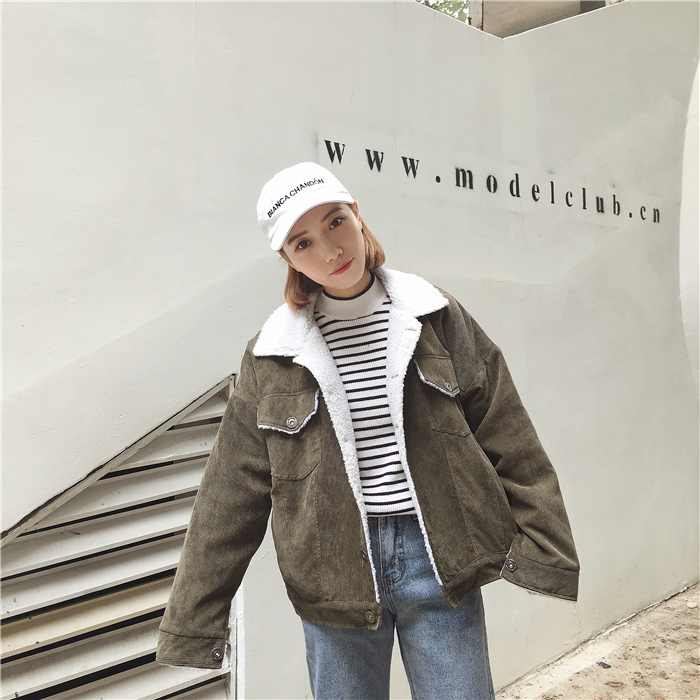 แจ็คเก็ตผ้าลูกฟูก สีเขียงขี้ม้า ด้านในบุขนแกะช่วงตัว เนื้อบางเบา ใส่ชิลๆวันสบายๆ