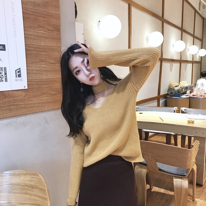 สีเหลืองน้ำตาล : เสื้อสเวตเตอร์ ไหมพรมคอวี แต่งสายคาด ลายทางในตัว ไหมพรมเส้นเล็ก เนื้อนุ่ม พร้อมส่ง