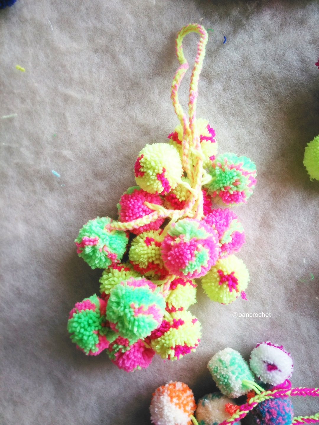 Bancrochet พวงกุญแจห้อยกระเป๋าปอมปอม Pompoms keychains สีคละสี 10-12 นิ้ว รวมสาย