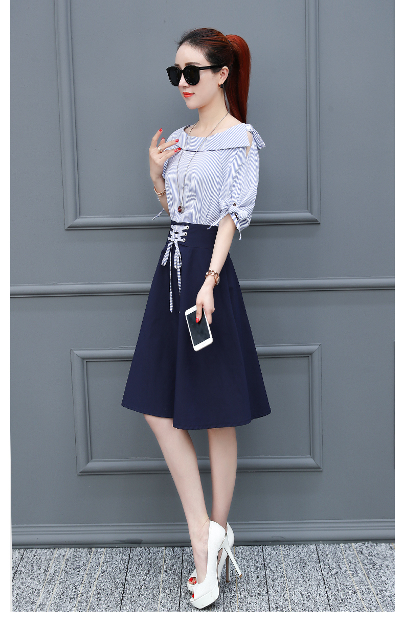 Dress4617 เดรสปาดไหล่ลายริ้วเล็กสีฟ้าขาวตัดต่อกระโปรงผ้าซาร่าสีพื้นกรม แขนสามส่วนผูกโบว์ เอวแต่งเชือกผูก