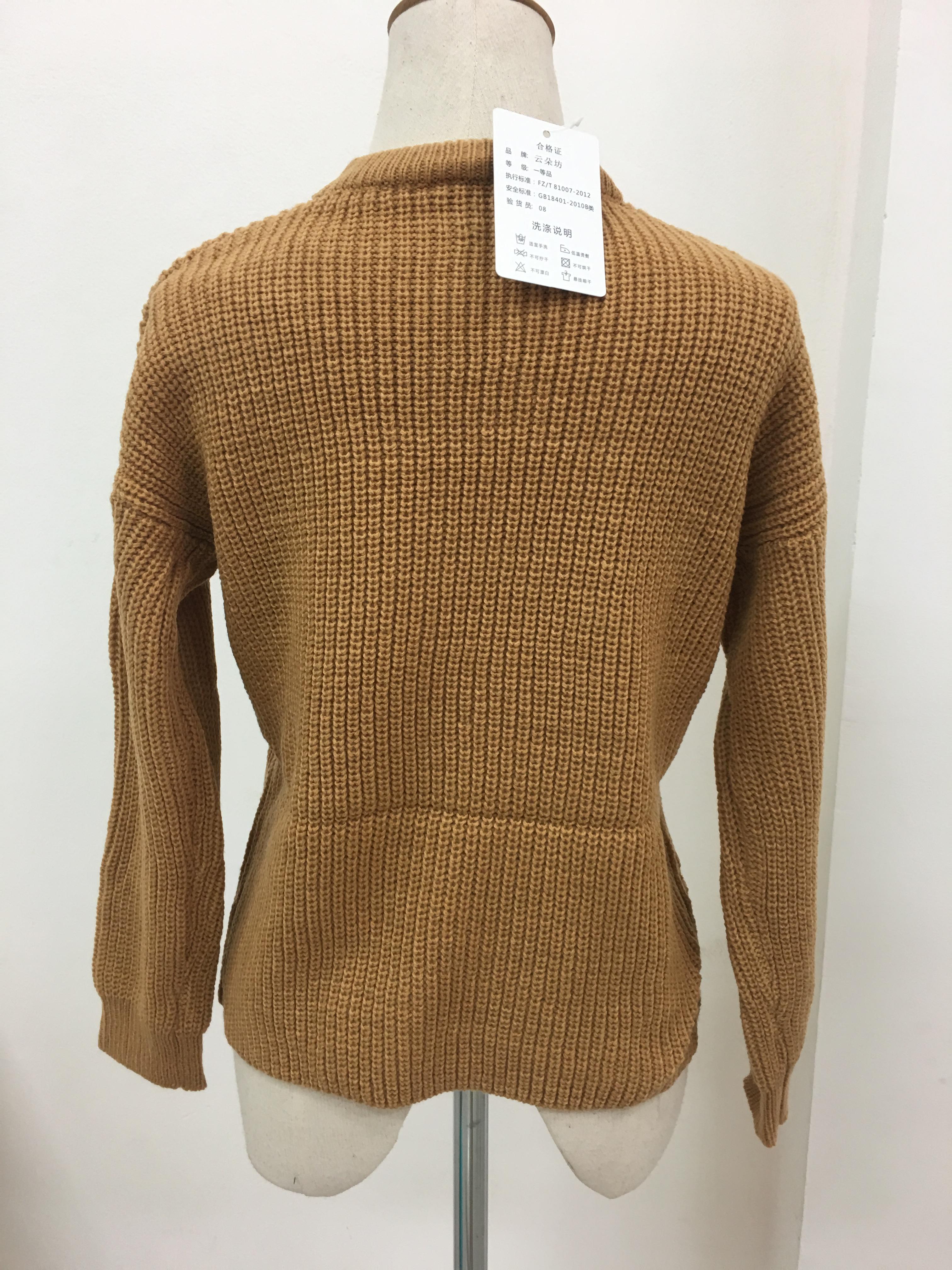 สีเหลืองน้ำตาล : เสื้อสเวตเตอร์ ไหมพรมคอวี แต่งสายคาด ลายทางในตัว ไหมพรมเส้นเล็ก เนื้อนุ่ม พร้อมส่ง