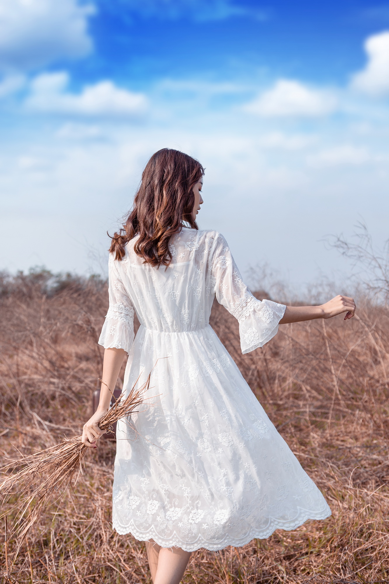 Dress4720 เดรสยาวชีฟองสีขาวปักลูกไม้ลายดอกทั้งตัว คอวีแต่งเชือกผูกไขว้ แขนยาวสี่ส่วนระบายแต่งลูกไม้ ซิปข้าง เอวสม็อคยางยืด ผ้าชีฟองเกรดพรีเมียมเนื้อดีนุ่มน่าใส่ มีซับในอย่างดี งานสวยหรูดีเทลดีงามดูสวยแพง ใส่เที่ยว/ใส่ออกงานได้