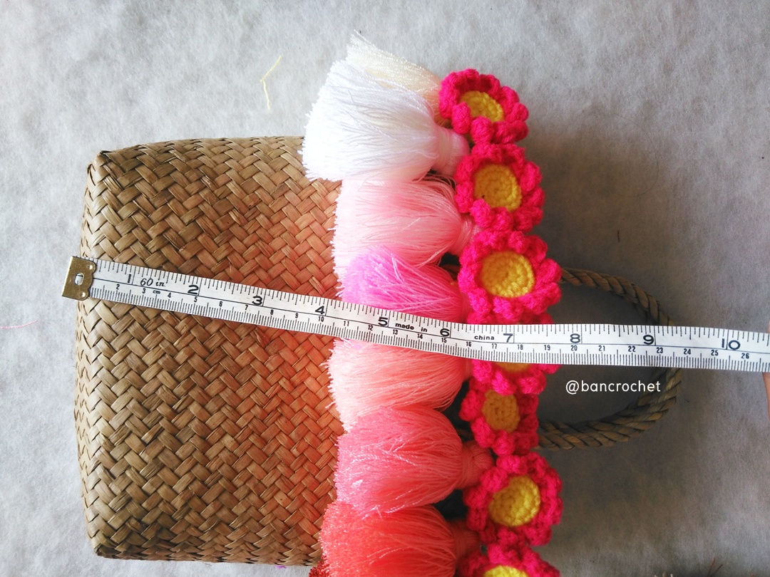 bancrochet กระเป๋ากระจูดสาน ประดับพู่และดอกทานตะวัน ขนาด 7*7*3.5*9.5 นิ้ว basket weave bags ธรรมชาติ 7*7*3.5*9.5 นิ้ว