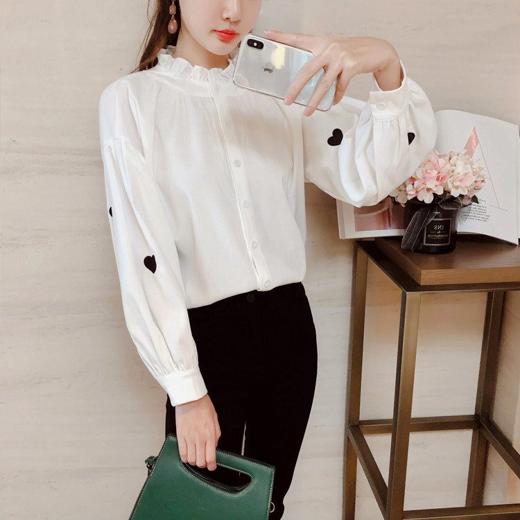 Blouse3698 เสื้อทรงโอเวอร์ไซส์สีพื้นขาวทรงแขนยาวพองปักลายหัวใจ กระดุมผ่าหน้า ผ้าไหมอิตาลีเนื้อดีนุ่มใส่สบาย งานน่ารักดีเทลดีงาม แมทช์กับกางเกง/กระโปรงหรือเอี๊ยมได้หมด