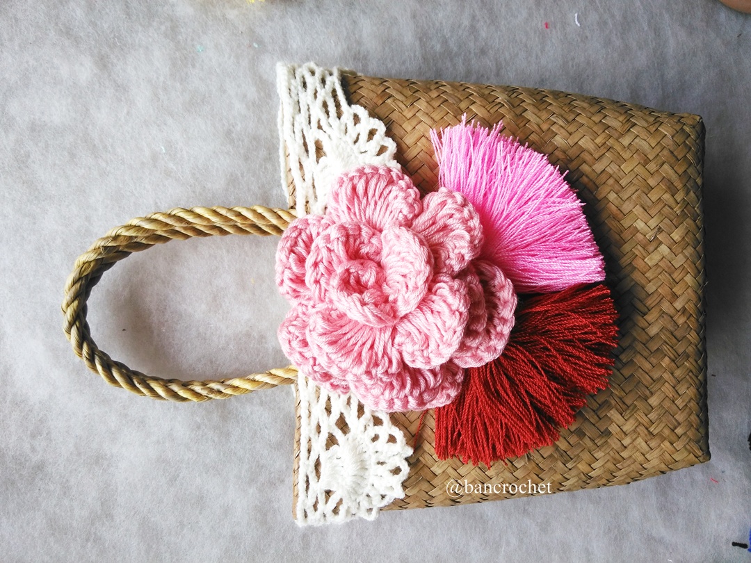 กระเป๋ากระจูดสาน ประดับดอกไม้ ขนาด 7*7*3.5*9.5 นิ้ว basket weave bags ธรรมชาติ