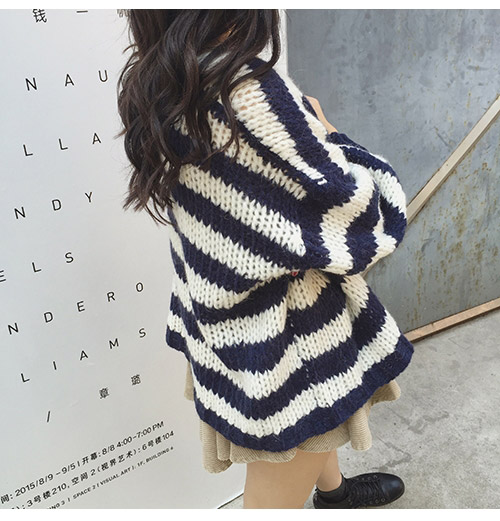 เสื้อคลุมไหมพรมถัก เนื้อนุ่ม สีกรมขาว ทรงน่ารัก พร้อมส่ง same pic