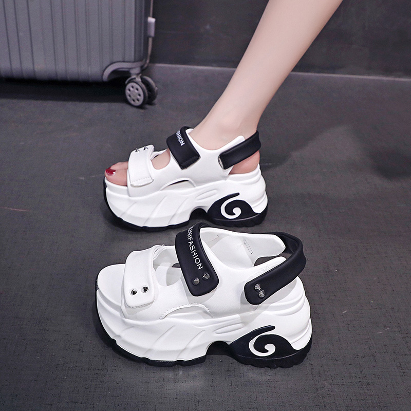 รองเท้าผ้าใบเสริมส้นสูง ไซต์35-39 สนใจทักแชท ฟรีค่าส่ง!