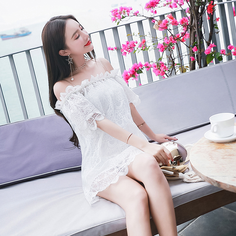 Dress4245 เดรสเปิดไหล่ทรงปล่อยสีขาว มีเดรสซับในอย่างดีอกเสริมฟองน้ำในตัว ผ้าแก้วลูกไม้ลายสวยงานดี ประดับมุกที่ชุดสุดหรู งานสวยดูแพง ใส่ออกงานได้