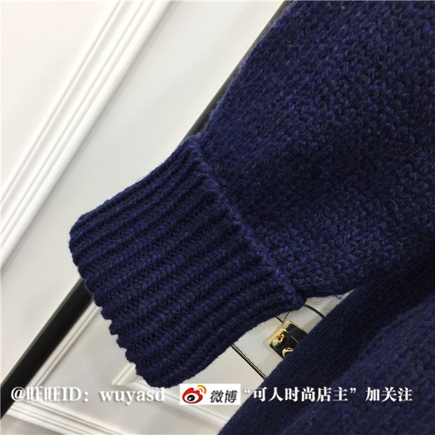 Sweater สีกรมเข้ม เสื้อไหมพรมถักคอตั้งตัวยาว ใส่ตัวเดียวเป็นเดรสได้เลย เก๋ๆ ไหมพรมนุ่มยืดได้เยอะ