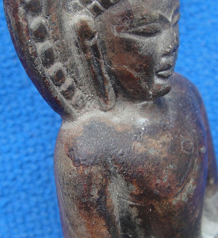 พระหินแกะพระพุทธหลังธรรมจักร