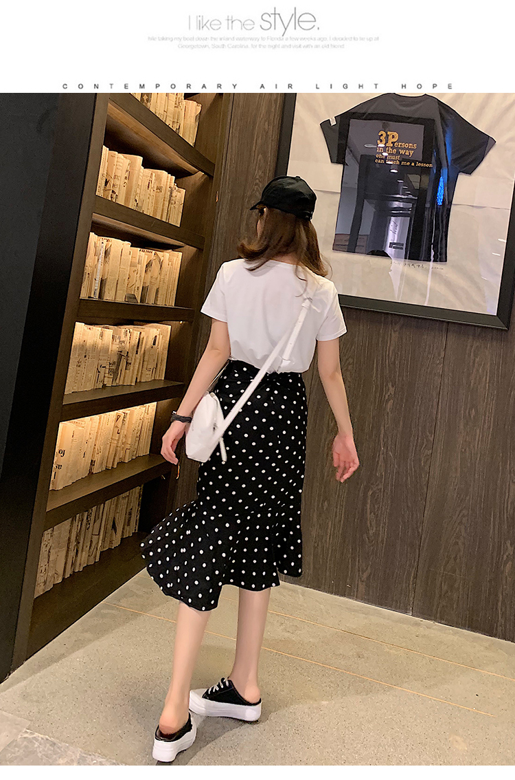 Set_bs1747 ชุดเซ็ท 2 ชิ้น(เสื้อ+กระโปรง) เสื้อยืดแขนสั้นสีขาวอกพิมพ์ลายตัวอักษรผ้าคอตตอนเนื้อดีนุ่มยืดหยุ่นสูง กระโปรงเอวสูงชายระบายลายจุดสีดำ ซิปหลัง มีซับใน ผ้าโพลีเนื้อดีเรียบสวยไม่ยับง่าย งานดีทรงดีลายสวย ดีเทลเก๋ๆ ดีงาม แมทช์ได้ลงตัว