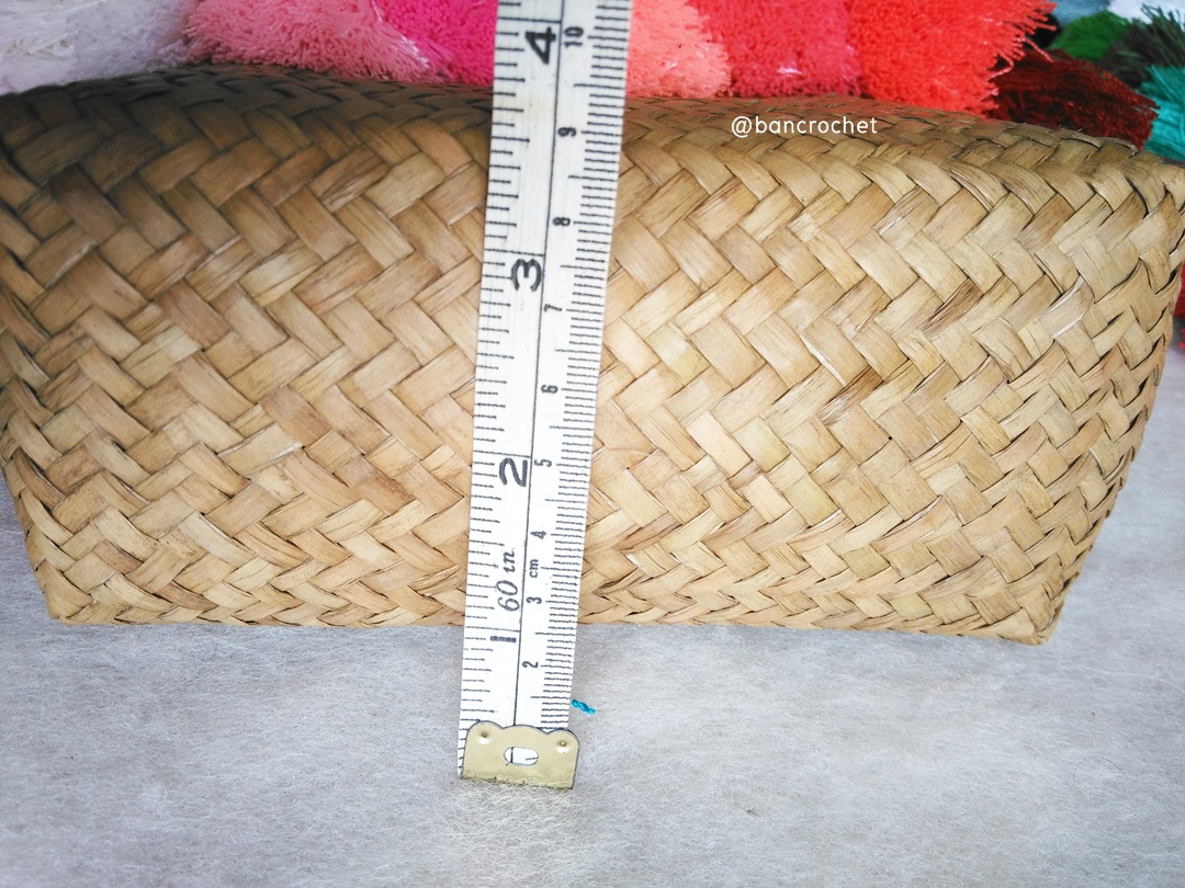 bancrochet กระเป๋ากระจูดสาน ประดับพู่และดอกทานตะวัน ขนาด 7*7*3.5*9.5 นิ้ว basket weave bags ธรรมชาติ 7*7*3.5*9.5 นิ้ว