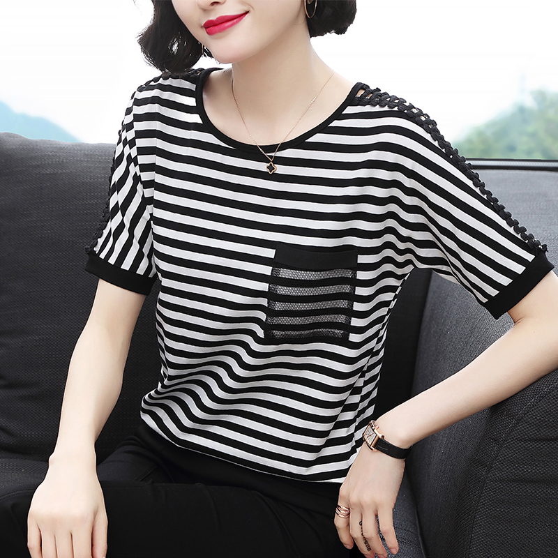 เสื้อยืดคอตตอนเรียบหรู