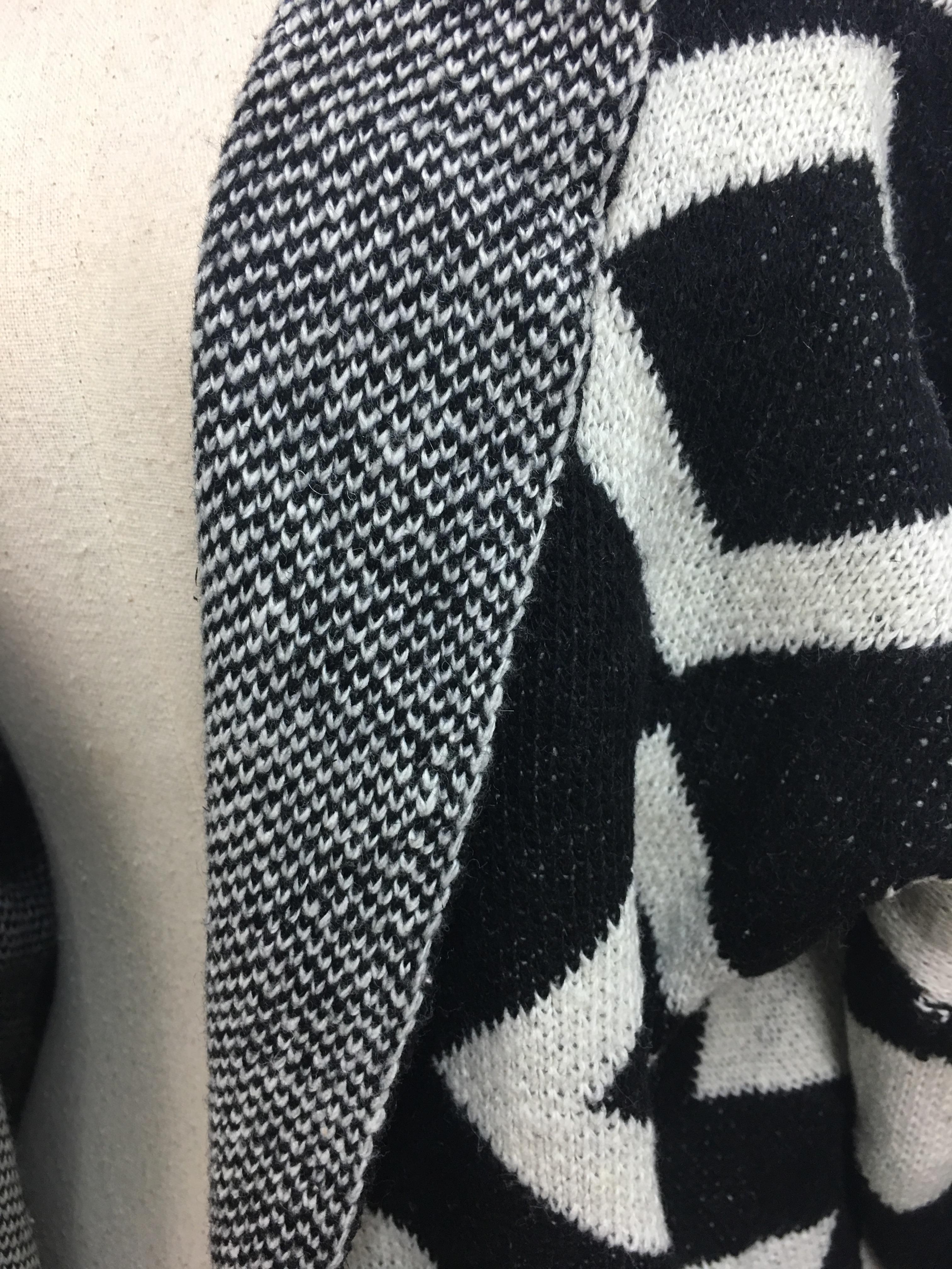 เสื้อคลุมกันหนาว ยาว 34 นิ้ว ไหมพรม มีฮู๊ด ทอลายขาวดำ เก๋ๆ