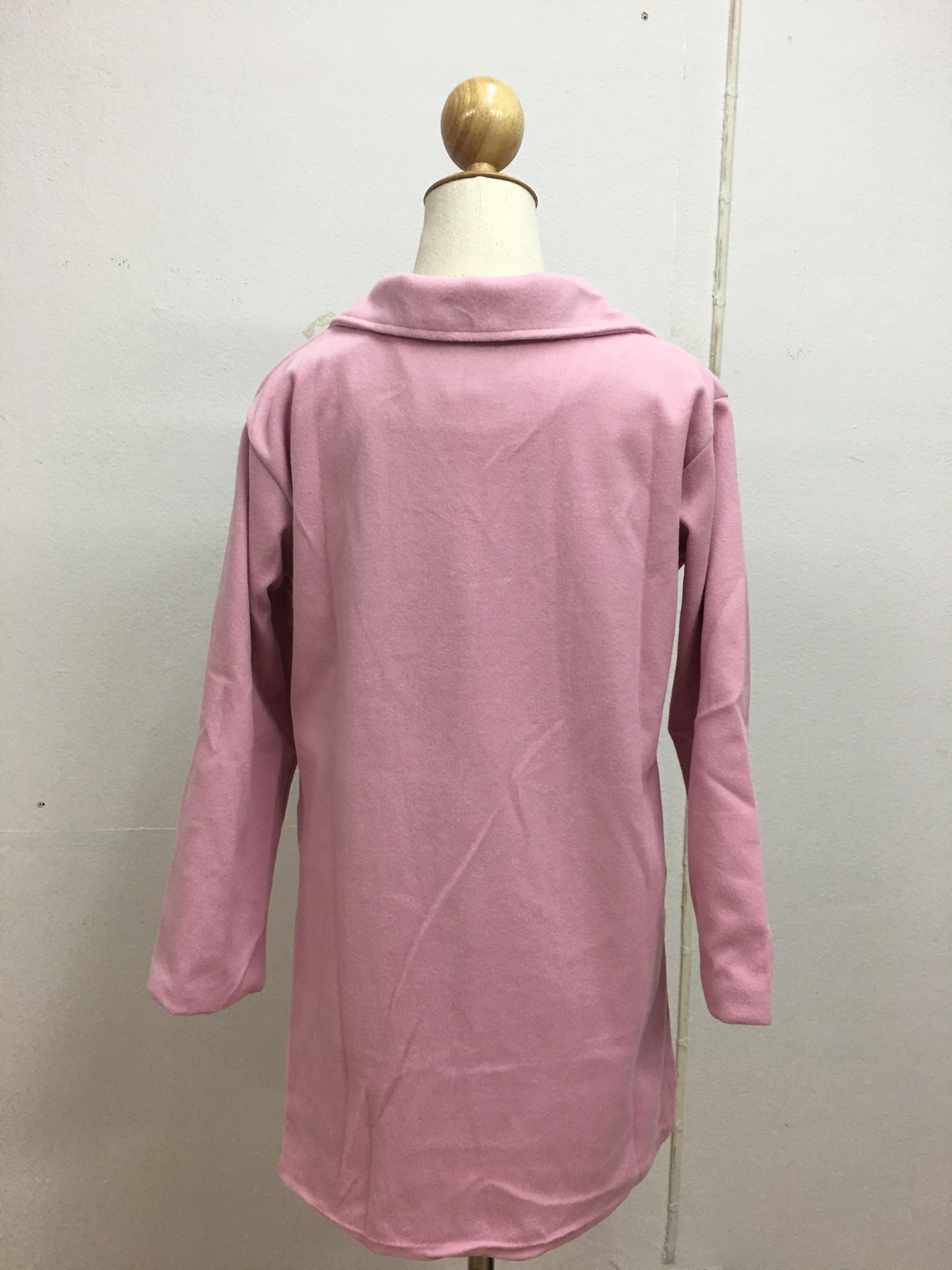 สีน้ำตาล : เสื้อโค้ทกันหนาว ทรงสวย ผ้ากำมะหยี่ผสมสักกะหลาด เนื้อเบา ไม่หนา ทรงไม่เข็งค่ะ บุซับในกันลม พร้อมส่งจ้า