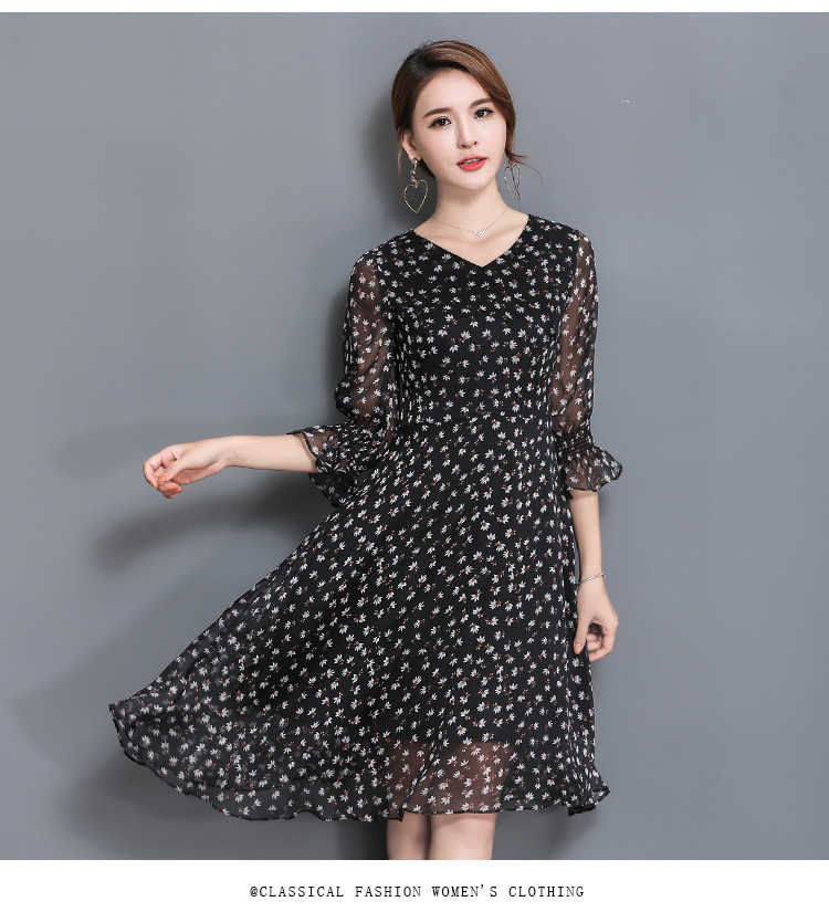 Dress4294 เดรสยาวทรงสวยลายดอกไม้เล็กๆ พื้นสีดำ แขนยาวสี่ส่วนแต่งระบาย คอวีใส่แล้วดูผอมเพรียว ซิปหลังใส่ง่าย เย็บติดซับในอย่างดีทั้งชุด ผ้าชีฟองเนื้อนุ่มมีน้ำหนักทิ้งตัว งานดีใส่สวยดูเรียบหรู งานสวยใส่ได้ทุกโอกาส