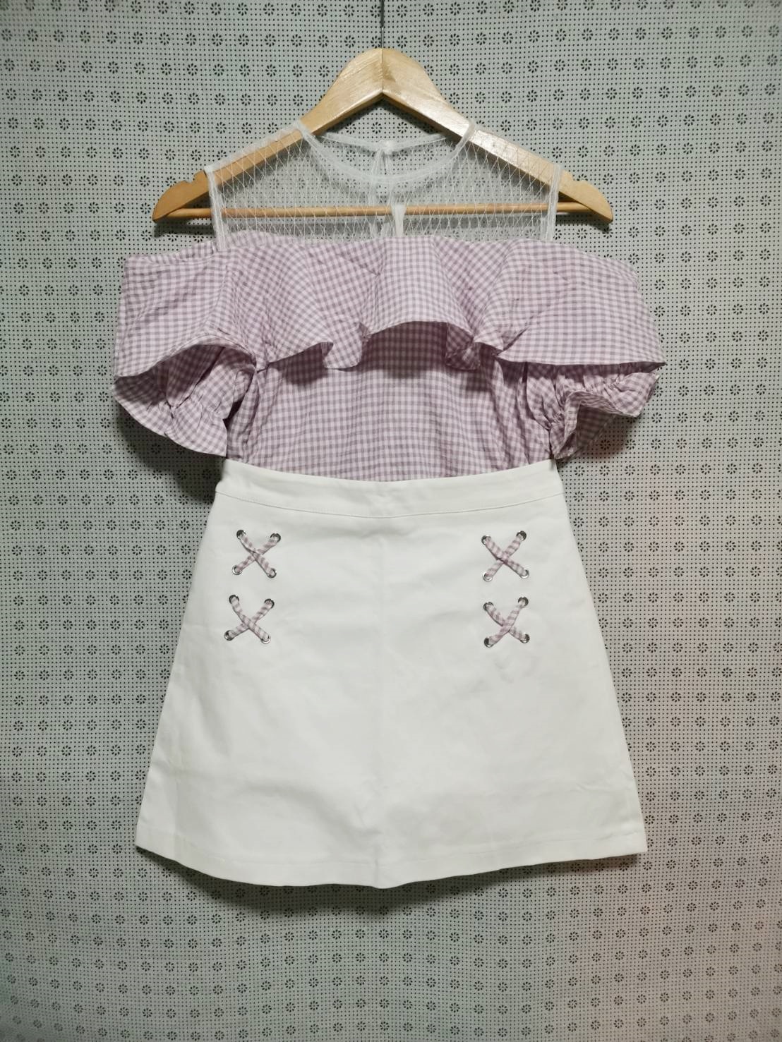 Set_bs1773 ชุดเซ็ท 2 ชิ้น(เสื้อ+กระโปรง) เสื้อลายสก็อตเว้าไหล่บ่าซีทรูลูกไม้แต่งระบายอกแขนตุ๊กตา+กระโปรงทรงเอซิปหลังสีขาวแต่งสายไขว้ผ้าคอตตอนโพลีเนื้อหนาเรียบอยู่ทรงมีซับในกางเกง งานเซ็ทเข้าชุดสุดน่ารัก ดีเทลเก๋ๆ ดีงาม งานดีผ้าดีทรงสวยใส่