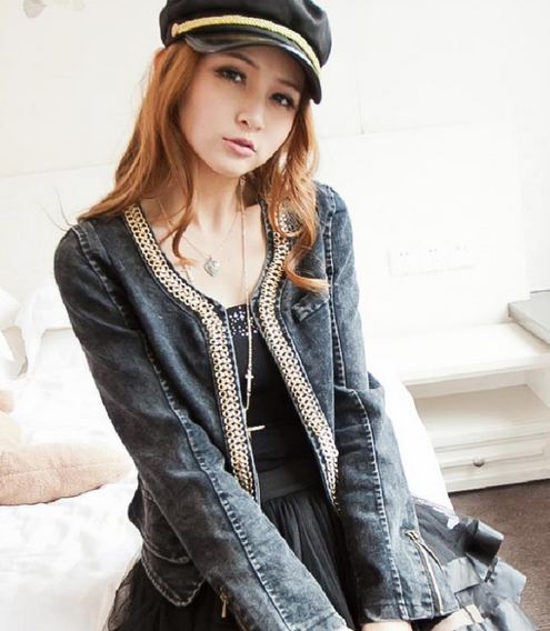 แจ็คเก็ตยีนส์ แขนยาว แบบพริตตี้ ใส่ น่ารัก แต่งขอบด้วยโซ่ทอง คอกว้าง เสื้อกั้กยีนส์ แบบเก๋ ๆ เพิ่มสีสัน ในชุด สีเทา 95955