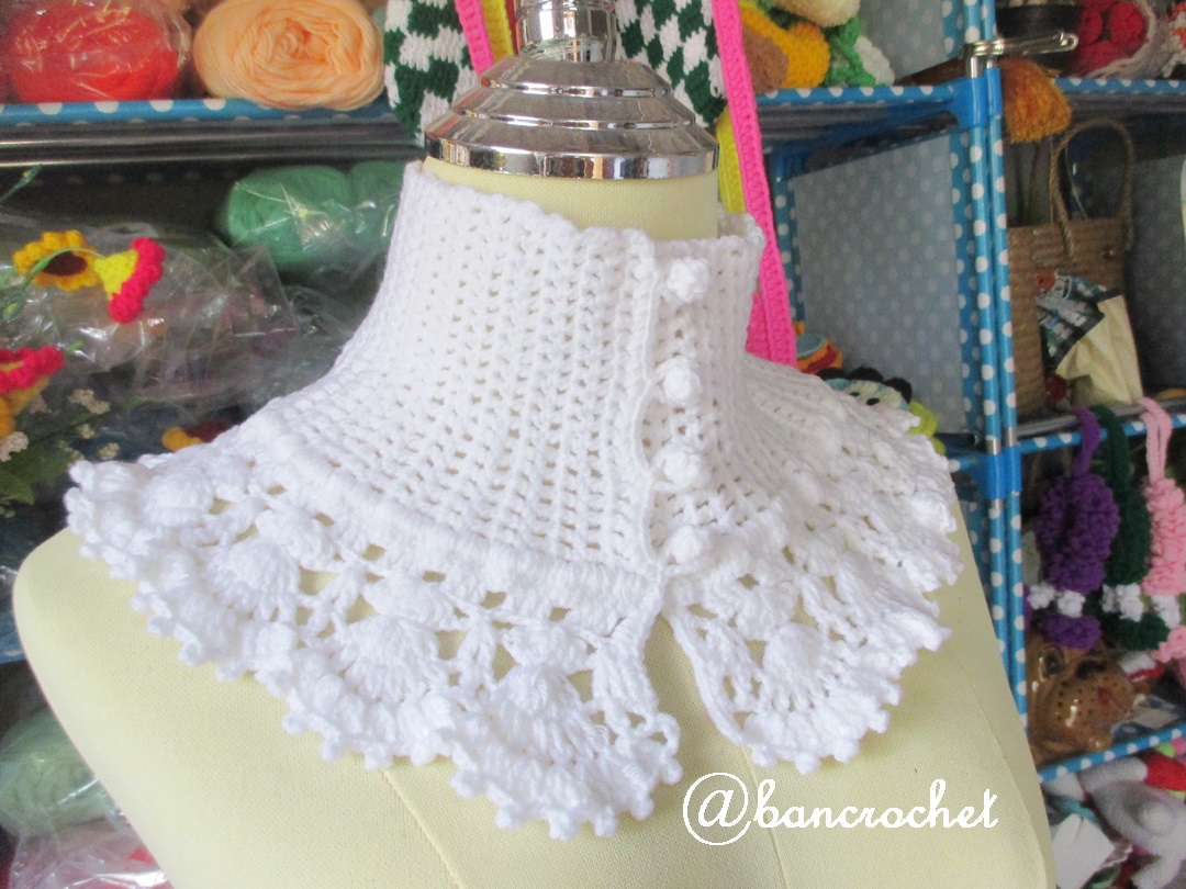 Bancrochet ผ้าคลุมคอถักโครเชต์ แบบมีกระดุมหน้า Crochet cowl สีขาว inch
